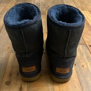 Navy blue UGG classic suede boots women’s size 6 US 37 good used condition GUC
